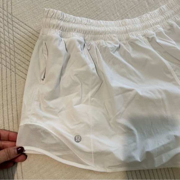 Lululemon Hotty Hot Low Rise Shorts 2.5 Inseam sz 14 - Picture 1 of 14